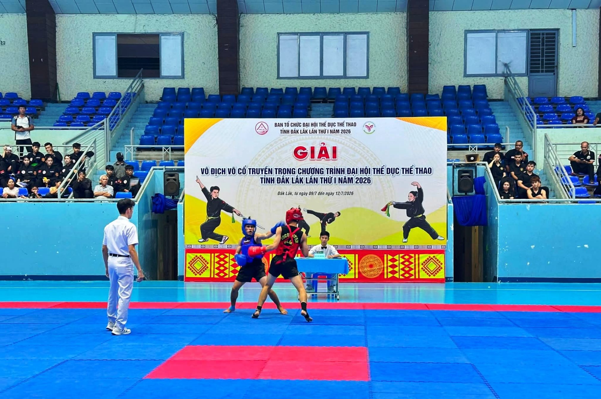 Các vận động viên tranh tài ngay sau lễ khai mạc.